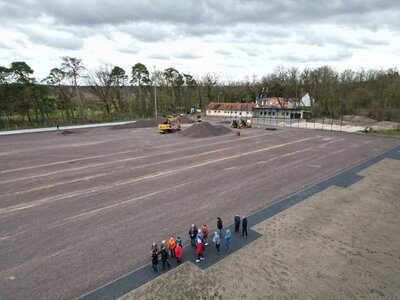 Die Mitglieder des KHV Ziesar besichtigen die Baustelle - Sportplatz Ziesar  (Bild vergr&ouml;&szlig;ern)