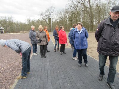 bei der Fr&uuml;hlingswanderung f&uuml;hrte der Weg auch zum Sportplatz  (Bild vergr&ouml;&szlig;ern)