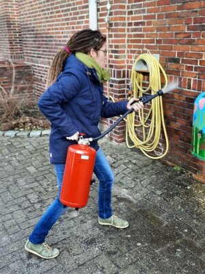 Das Team unserer Schule &uuml;bte sich im Umgang mit den Feuerl&ouml;schern.  (Bild vergr&ouml;&szlig;ern)