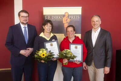 Bei der Preisverleihung des Johann-Friedrich-Dirks-Preises der Stadt Emden wurden wir gemeinsam mit einer weiteren Grundschule Sieger beim Jugendpreis "Fiete" f&uuml;r das plattdeutsche H&ouml;rspiel "Wuddeldick un de Schietkram  (Bild vergr&ouml;&szlig;ern)