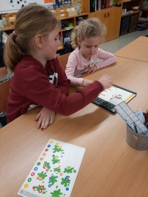 Ab Februar beginnt wieder der Gleitende Schulanfang f&uuml;r die Wackelz&auml;hne der Kita. Nun besuchen wir uns wieder regelm&auml;&szlig;ig und &uuml;ben schon einmal ein wenig Schule.  (Bild vergr&ouml;&szlig;ern)