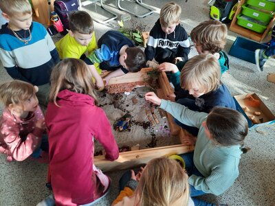 Gemeinsam &uuml;berlegen und bauen wir, wie unser Schulhof neu und umweltfreundlich gestaltet werden soll.  (Bild vergr&ouml;&szlig;ern)