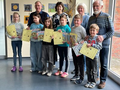 De Winner vun den Plattd&uuml;&uuml;tschen L&auml;&auml;swettstriet un de Jury.  (Bild vergr&ouml;&szlig;ern)
