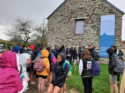 Der Beginn des ersten Ausflugs: Start der Wattwanderung zum Mont St. Michel bei 10&deg;C und Regen... 