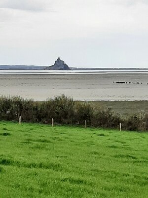 Die Gruppe n&auml;hert sich dem Mont St. Michel 