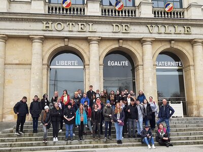 Die deutsche Gruppe vor dem Rathaus in Laval 