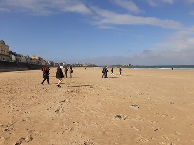 Auf dem Strand in St. Malo 