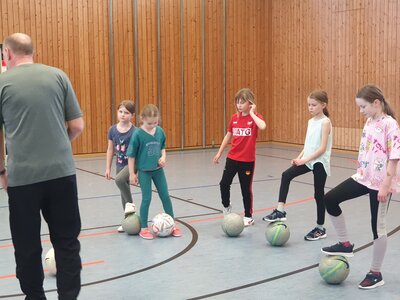 Foto des Albums: Fußballtraining der Mädchen in Nagel + Geschicklichkeitsparcours der Jungs (29. 03. 2023)