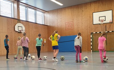 Fotoalbum Fußballtraining der Mädchen in Nagel + Geschicklichkeitsparcours der Jungs