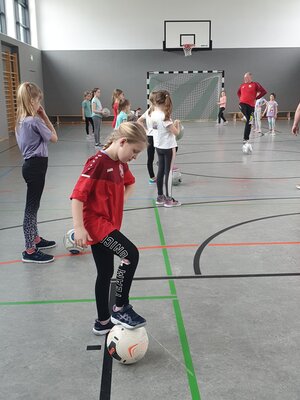 Fotoalbum Fußballtraining der Mädchen in Tröstau + Backen der Jungs mit Frau Folst und Frau Haussel