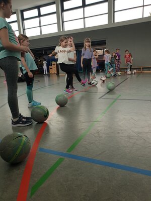 Foto des Albums: Fußballtraining der Mädchen in Tröstau + Backen der Jungs mit Frau Folst und Frau Haussel (29. 03. 2023)