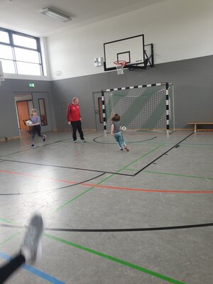 Foto des Albums: Fußballtraining der Mädchen in Tröstau + Backen der Jungs mit Frau Folst und Frau Haussel (29. 03. 2023)