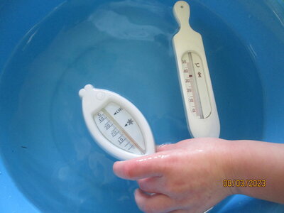Vorschaubild: Die Zahlen auf dem Thermometer zeigen uns an, wie warm das Wasser ist.