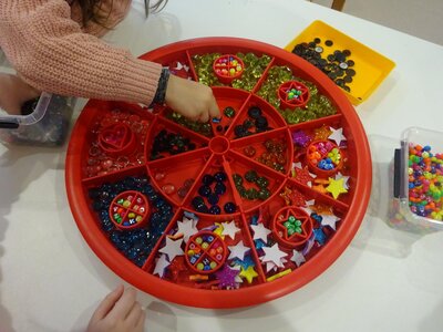 Legemandala mit verschiedenen Materialien  (Bild vergr&ouml;&szlig;ern)