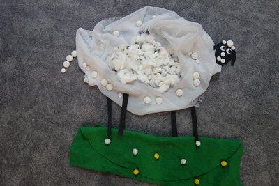 Gruppenlegearbeit "Osterlamm"  (Bild vergr&ouml;&szlig;ern)