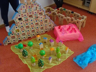 Wir gestalten prunkvolle Bauwerke und Spielszenen.  (Bild vergr&ouml;&szlig;ern)
