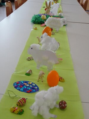Die Tafel haben wir f&uuml;r unsere Osterfeier mit den Kindern liebevoll vorbereitet.  (Bild vergr&ouml;&szlig;ern)