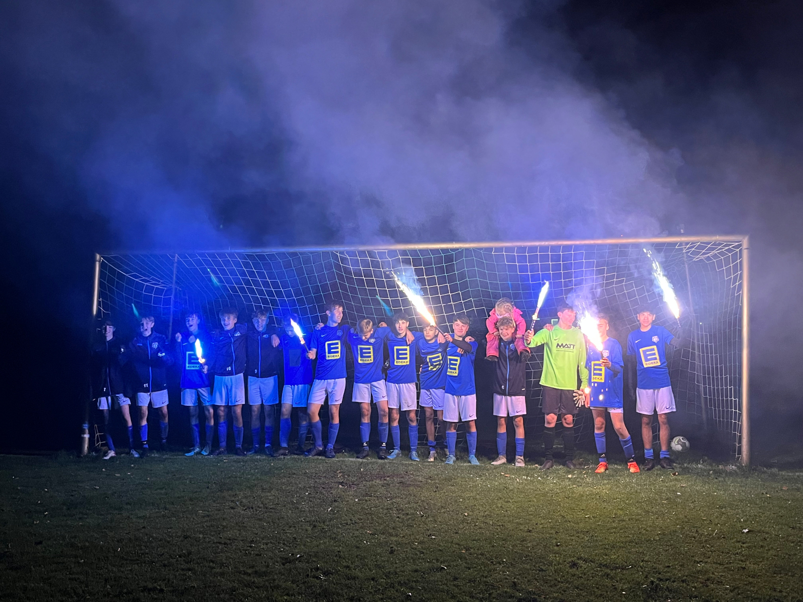 Bild: Die Spieler feiern den Auftsieg in die Bezirksliga.