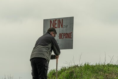 Foto des Albums: Protestwanderung gegen die Errichtung einer Bauschuttdeponie in Holzhausen (15.04.2023)