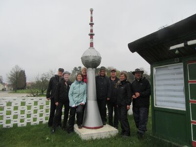 Die wolliner Radlergruppe um Dirk Siedow machte ein Erinnerungsfoto am Grebser Wahrzeichen, den Fernsehturm der Familie Hummel  (Bild vergr&ouml;&szlig;ern)