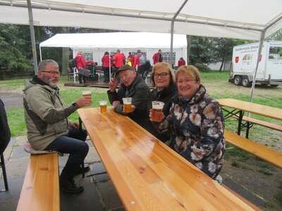 Radlergruppe aus Gr&auml;ben  (Bild vergr&ouml;&szlig;ern)