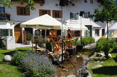 Hoi, a Flo&szlig; - mitten in Mittenwald! Eine ganz andere B&uuml;hne 
