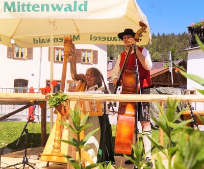 bei dem sch&ouml;nen Wetter macht das Aufspielen mitten in Mittenwald gleich noch mehr Freude 