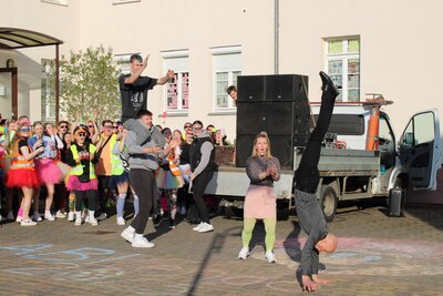 Bei einem solch tollen Jahrgang d&uuml;rfen auch die Lehrer mal Kopfstehen!  (Bild vergr&ouml;&szlig;ern)