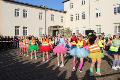 Der Tanz des Abijahrgangs...  (Bild vergr&ouml;&szlig;ern)
