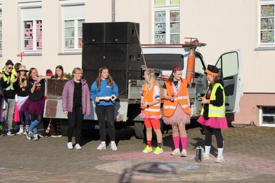 Wie seit dem letzten Jahr &uuml;blich, ging der Schulschl&uuml;ssel vom aktuellen Abijahrgang an die Nachfolger, den Abijahrgang 2024.  (Bild vergr&ouml;&szlig;ern)