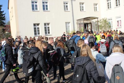 Nach dem Programm war es an den j&uuml;ngeren Sch&uuml;lern, das Chaos im Schulhaus zu ber&auml;umen.  (Bild vergr&ouml;&szlig;ern)