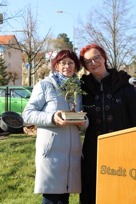 Katrin Heppner vom F&ouml;rderverein des Burgstadtgymnasiums dankte Petra Gonschorek f&uuml;r 30 Jahre Einsatz.  (Bild vergr&ouml;&szlig;ern)