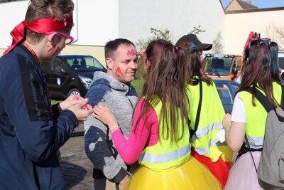 Keiner kam ohne Bemalung davon.  (Bild vergr&ouml;&szlig;ern)