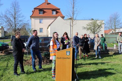 Auch die Sch&uuml;ler bedankten sich f&uuml;r den Baum und die gesamte Organisation.  (Bild vergr&ouml;&szlig;ern)