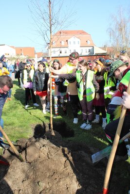 Dann schritten Sch&uuml;ler, Lehrer, Sponsoren und Ehreng&auml;ste zur Tat...  (Bild vergr&ouml;&szlig;ern)