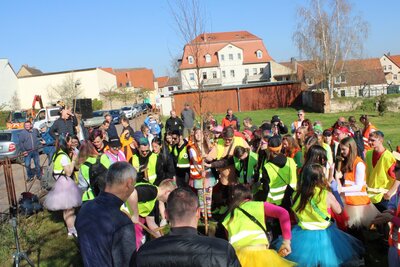 ...und pflanzten die Moor-Birke, den Baum des Jahres 2023.  (Bild vergr&ouml;&szlig;ern)