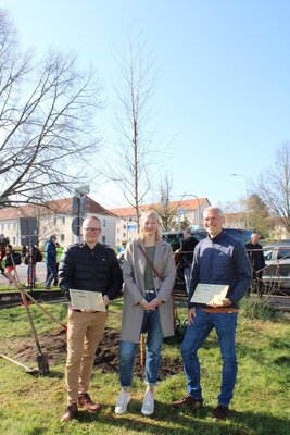 Die Sponsoren des Baumes, Familie Werner und Familie Vollmar.  (Bild vergr&ouml;&szlig;ern)