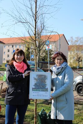 Staffel&uuml;bergabe zwischen Annett Knuhr und Petra Gonschorek.  (Bild vergr&ouml;&szlig;ern)