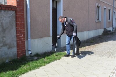B&uuml;rgermeister Ren&eacute; Mertens legte Hand an und sammelte flei&szlig;ig mit  (Bild vergr&ouml;&szlig;ern)