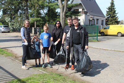 Die Ausbeute an Schmutz wurde in S&auml;cken gesammelt - hier eine Gruppe, die die Stra&szlig;en vom M&uuml;ll befreiten.  Auch Kinder halfen mit  (Bild vergr&ouml;&szlig;ern)