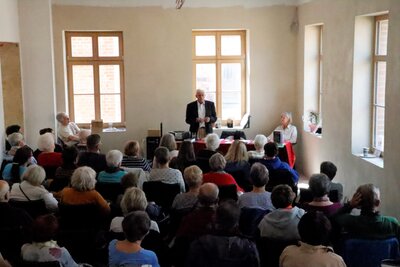 Foto des Albums: Lesung auf der Baustelle im Kultur|Kloster|Kyritz mit Barbe Maria & Dietmar Linke (23.04.2023)
