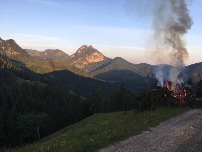 Daxenfeuer wie dieses sind aufgrund der massiven Rauchentwicklung von Weitem zu sehen. (Foto: Freiwillige Feuerwehr Degerndorf)  (Bild vergr&ouml;&szlig;ern)