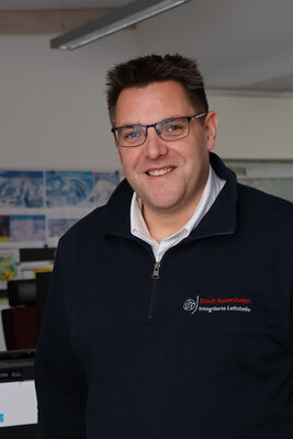 Stefan Ertl, Leiter der Integrierten Leitstelle in Rosenheim, hofft auf weniger Falschalarmierungen und somit weniger Fehleins&auml;tze der Freiwilligen Feuerwehren durch www.daxenfeuer.de.  (Bild vergr&ouml;&szlig;ern)