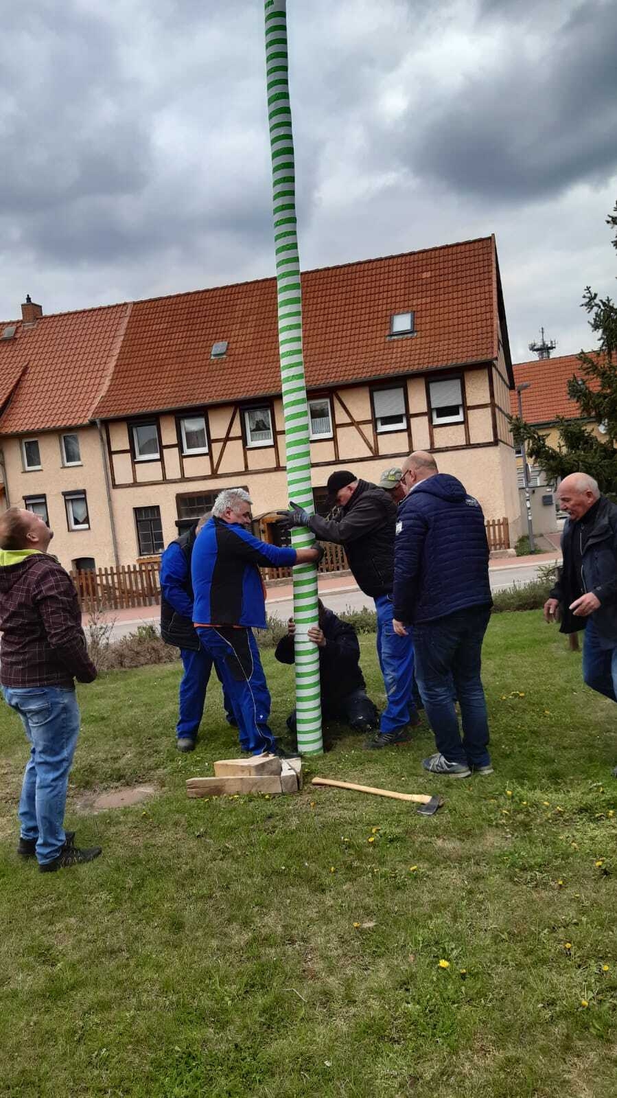 Bild : Aufstellen Maibaum 2023