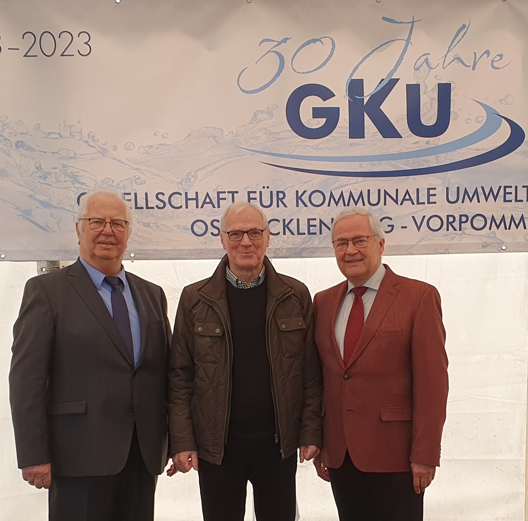 Bild: Die Gründungsmitglieder der GkU Ernst Wellmer (rechts) und Wolfgang Stifft zusammen mit dem ersten Geschäftsführer des kommunalen Unternehmens, Günter Lange (Mitte).