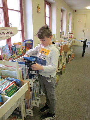 Vorschaubild: Ein eifriger Leser stöbert in der Bibliothek.