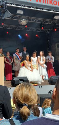 Bl&uuml;tenk&ouml;nigin Naomi I. mit ihren Bl&uuml;tenkindern Cecilia und Milla (WD) 
