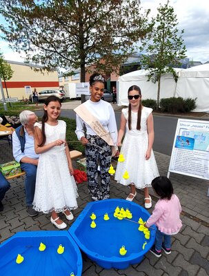 Bl&uuml;tenk&ouml;nigin Naomi I. zusammen mit Cecilia und Milla am Stand des FV zum Enten-Angeln (WD) 