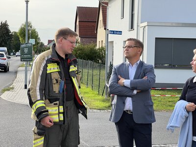 Vorschaubild: Bürgermeister Pavel Przepioraim Gespräch mit Gemeindewehrführer Dr. Oliver Frandrup-Kuhr.