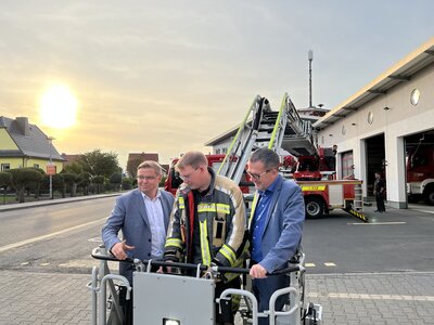 Vorschaubild: Dallgow von oben. Natürlich mit der Drehleiter der Feuerwehr.